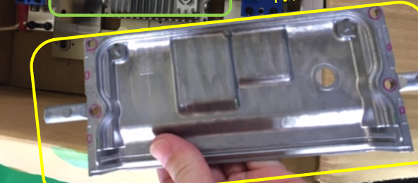 ECU电池盖去毛刺.jpg ECU电池盖去毛刺.jpg