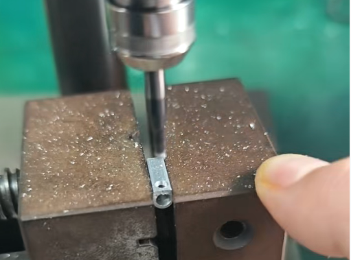 钻孔<a href='gaosuzhuzhou.htm' class='keys' title='点击查看关于电主轴的相关信息' target='_blank'>电主轴</a>.jpg